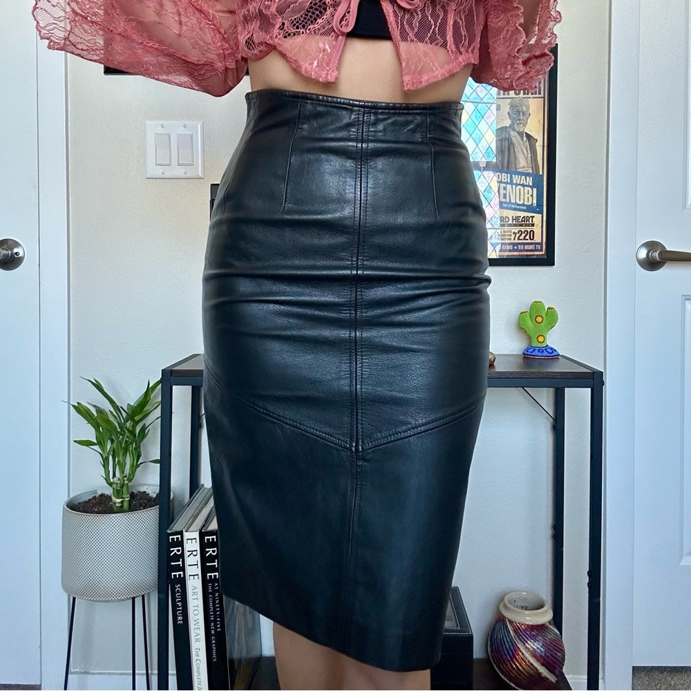 Chic Black Leather Midi Skirt - Picture 2 of 6